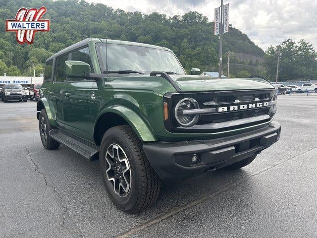 2025 Ford Bronco Outer Banks 4 Door 4x4 in Eruption Green Metallic — front three-quarter view
