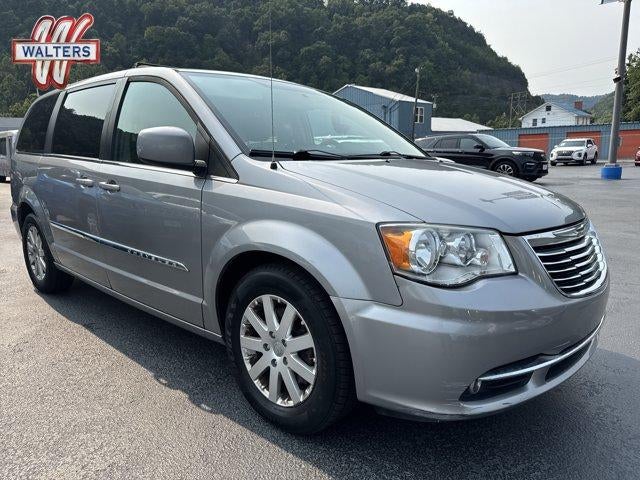 2016 Chrysler Town & Country 4dr Wgn Touring in Billet Silver Metallic Clearcoat — front three-quarter view