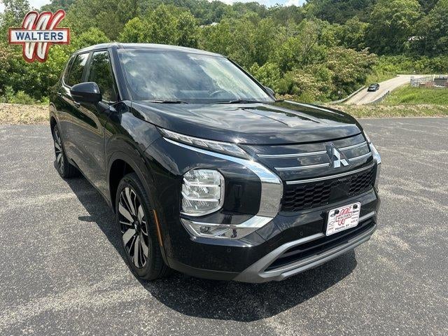 2025 Mitsubishi Outlander SE S-AWC in Labrador Black Pearl — front three-quarter view
