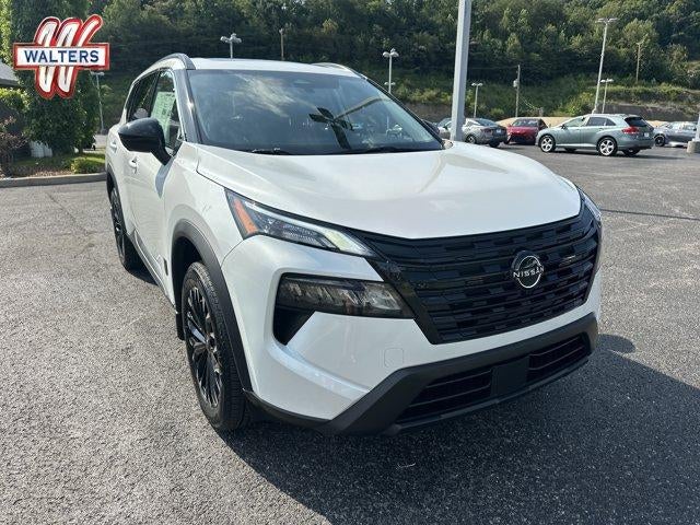 2026 Nissan Rogue 2026.5 AWD Dark Armor in Everest White Pearl Tricoat — front three-quarter view