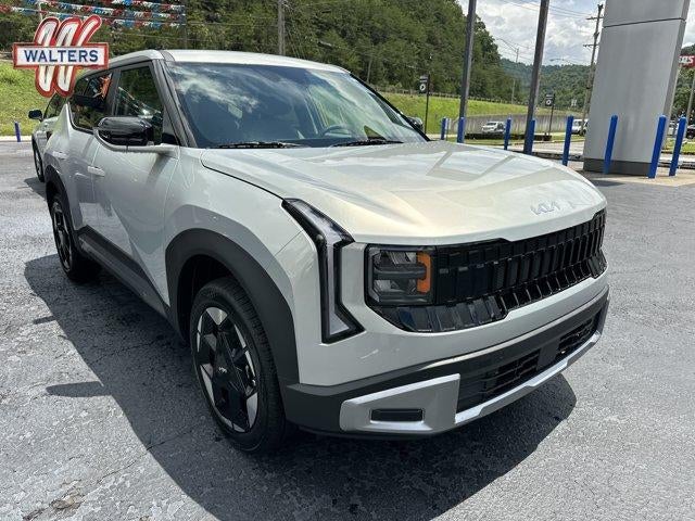 2027 Kia Seltos S AWD in Ivory Silver — front three-quarter view