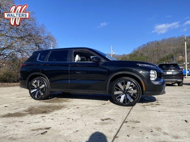 2026 Mitsubishi Outlander SE S-AWC in Black Diamond — front three-quarter view