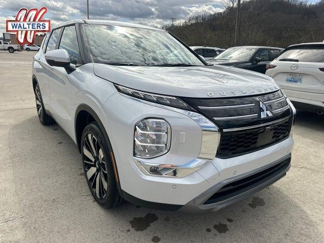 2026 Mitsubishi Outlander SE S-AWC in White Diamond — front three-quarter view