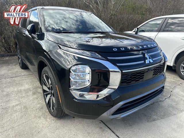 2026 Mitsubishi Outlander SE S-AWC in Black Diamond — front three-quarter view