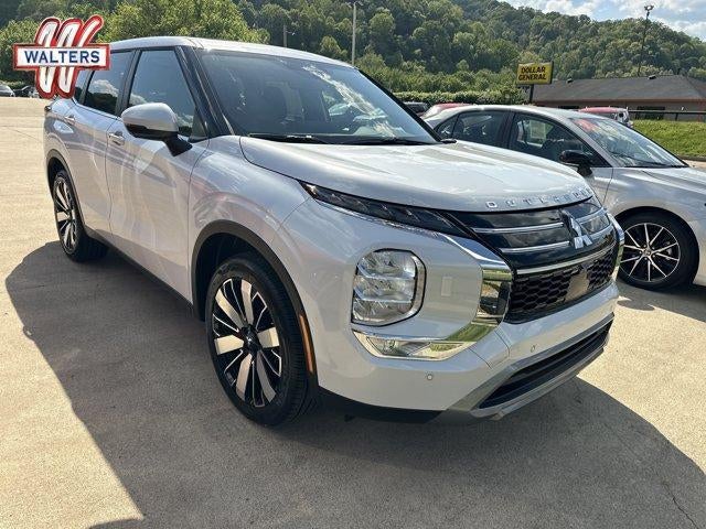 2026 Mitsubishi Outlander SE S-AWC in White Diamond — front three-quarter view