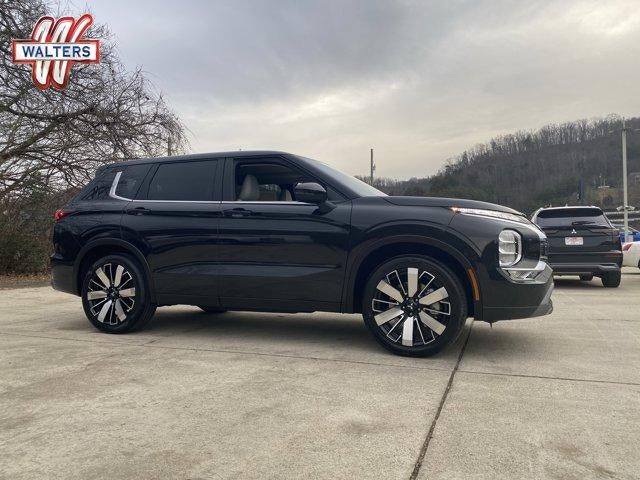 2026 Mitsubishi Outlander SE S-AWC in Black Diamond — front three-quarter view