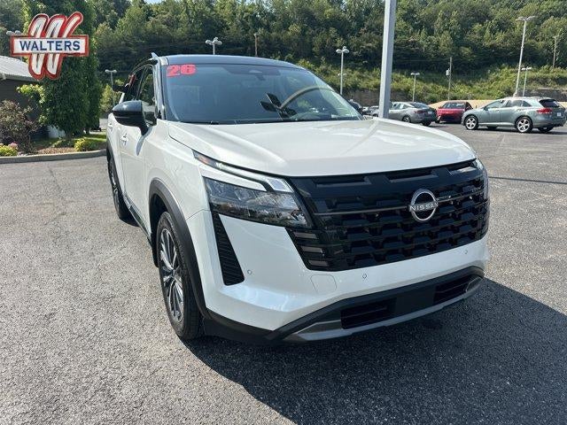 2026 Nissan Pathfinder Platinum 4WD in Everest White Pearl Tricoat/Super Black — front three-quarter view
